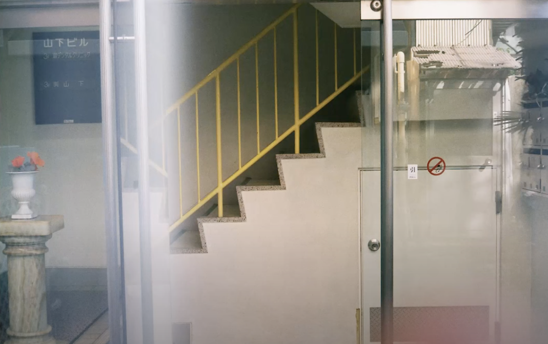 Exploration urbaine : Escaliers et entrées secrètes du Tokyo vintage