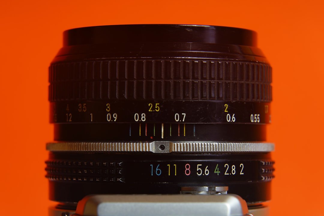 A close up of a camera lens on a table (Photo: - Landsmann - / Unsplash)
