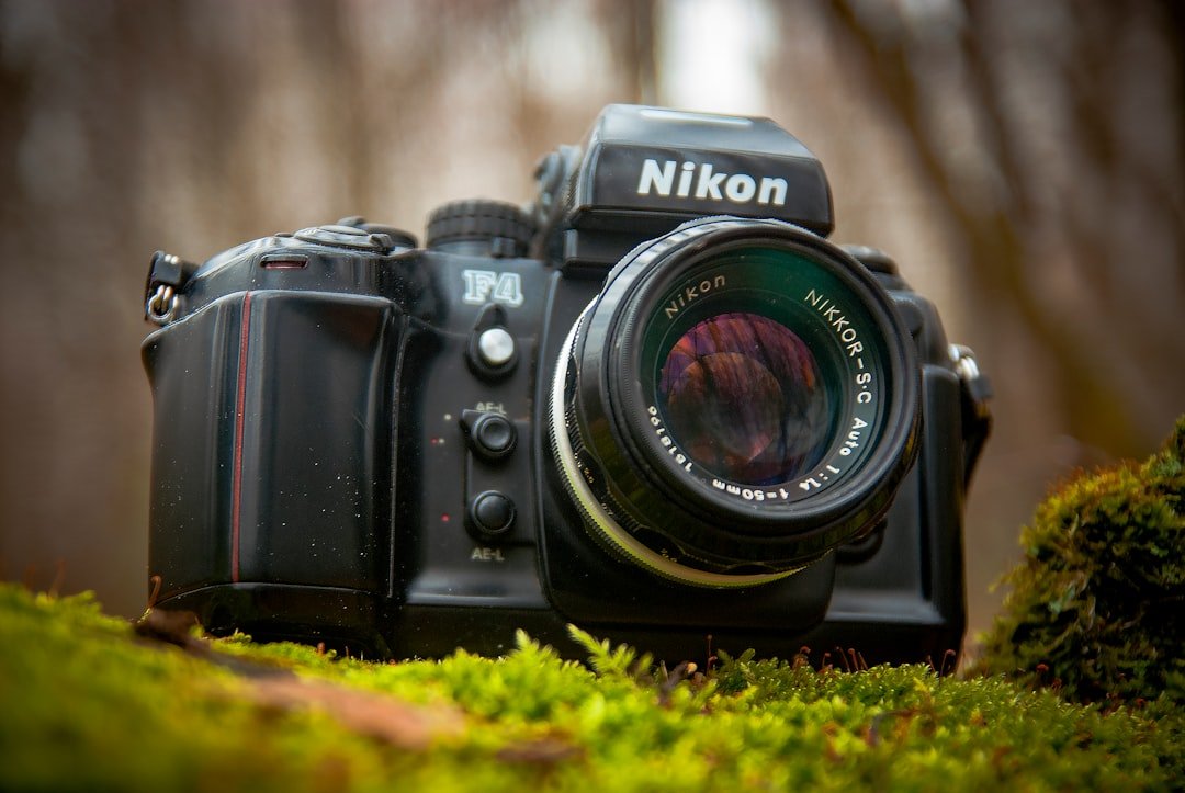 close-up photography of black Nikon DSLR camera (Photo: Aleksei Ieshkin / Unsplash)